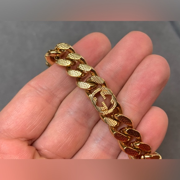 Gucci Interlocking G Gold Tone Curb Link Bracelet - Picture 3 of 8